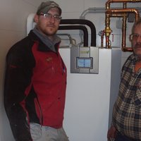 Zwei Männer stehen vor einem Boiler