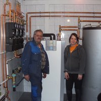 Zwei Männer stehen vor einem Boiler