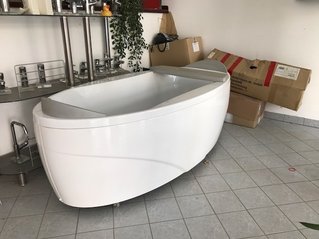 Freistehende Badewanne im Ausstellungsraum